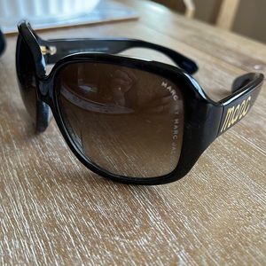 Marc by Marc Jacobs sun glasses - black